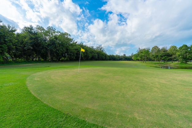 Paisaje del campo del golf CON las nubes del cielo azul.