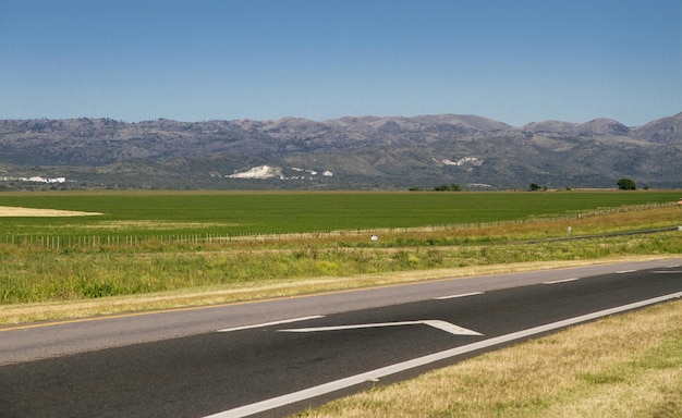 Paisaje de un campo montañas y la ruta.