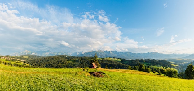 Paisaje de campo de noche de montaña de verano