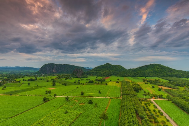 Paisaje del campo por la tarde en Tailandia.