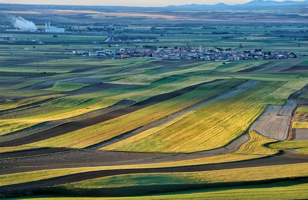 Paisaje de campos agrícolas con el pueblo de Villaseca de la Sagra (España) al fondo.