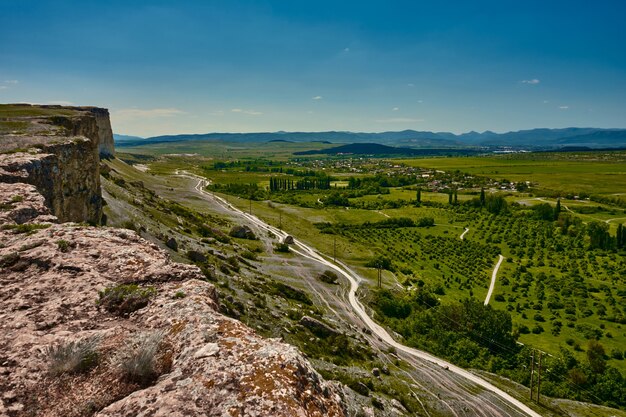 Paisaje de campos verdes y vista desde la montaña.