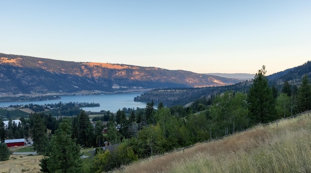 Paisaje canadiense durante el amanecer soleado tomado en el país del lago