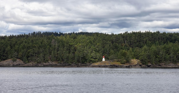 Paisaje canadiense por la temporada de verano del océano y las montañas