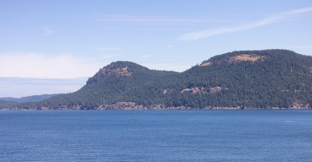 Paisaje canadiense por la temporada de verano del océano y las montañas