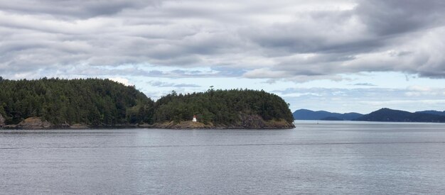 Paisaje canadiense por la temporada de verano del océano y las montañas