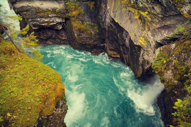 Paisaje con cañón y río de montaña Naturaleza Noruega