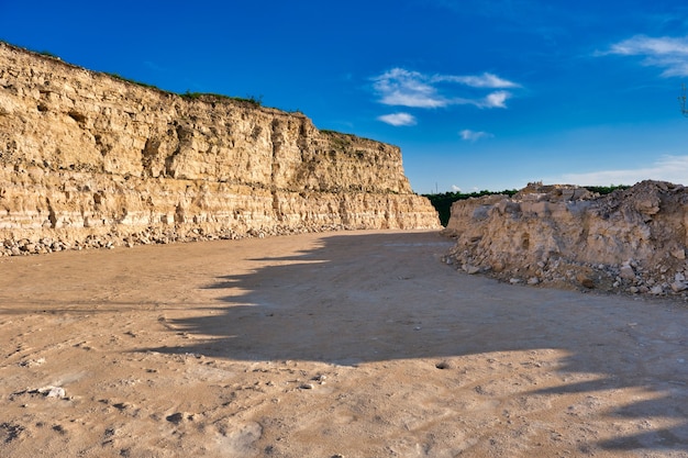 Paisaje de cantera de piedra en un día de verano.