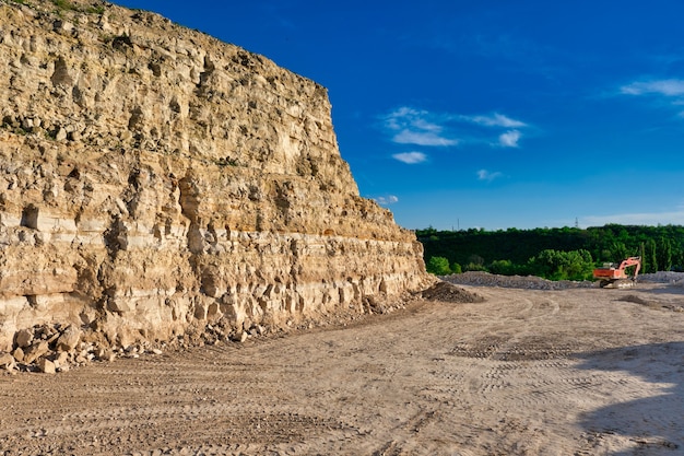 Paisaje de cantera de piedra en un día de verano.