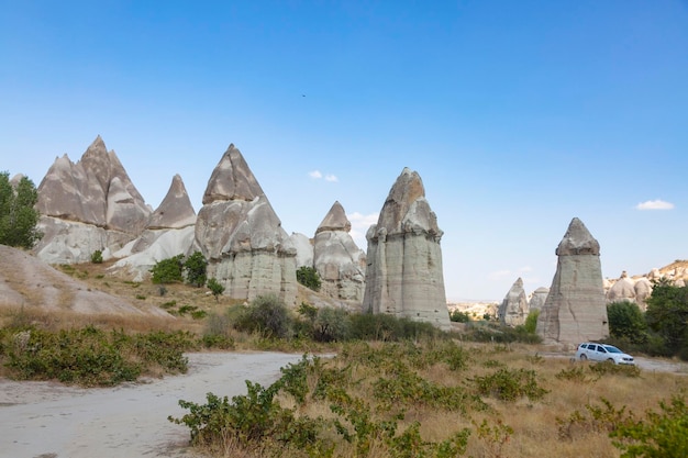 El paisaje de Capadocia incluye espectaculares extensiones de roca volcánica blanda formada por la erosión en torres, conos, valles y cuevas.