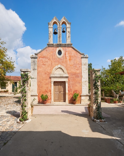 Paisaje de capilla de pueblo rural