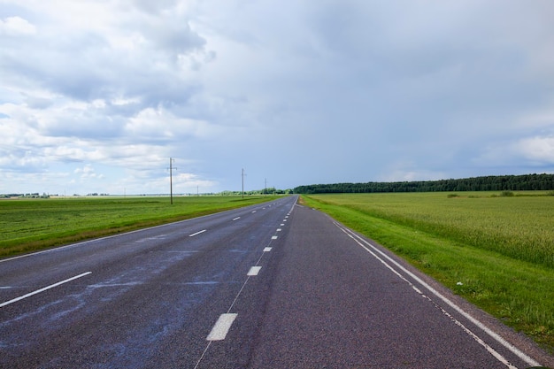 Paisaje en la carretera asfaltada para vehículos.