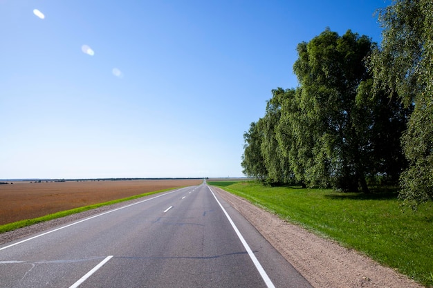 Paisaje en la carretera asfaltada para vehículos.