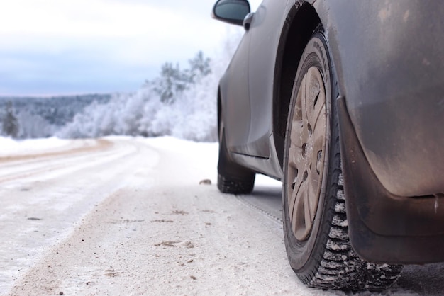 Paisaje de carretera en el bosque de invierno con desierto cubierto de nieve