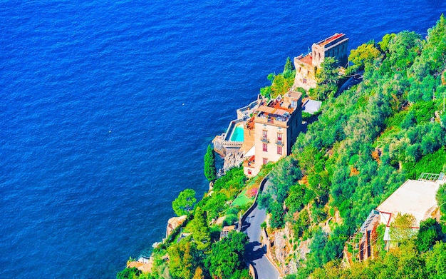 Paisaje con carretera escénica cerca del pueblo de Ravello en Italia en Nápoles. Costa y paisaje de Amalfi en el mar Tirreno en la costa italiana de Amalfitana, Europa. Verano. Vista desde la terraza. vacaciones y vacaciones