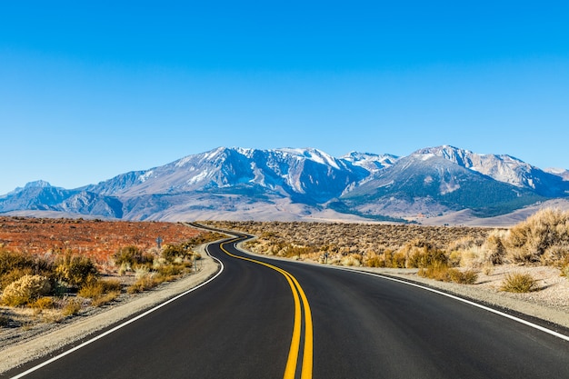 Paisaje de una carretera en las montañas