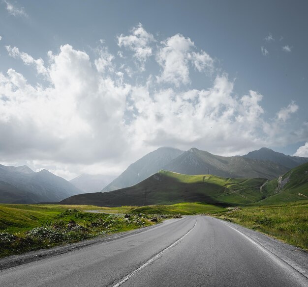 Foto paisaje de carreteras de montaña en verano