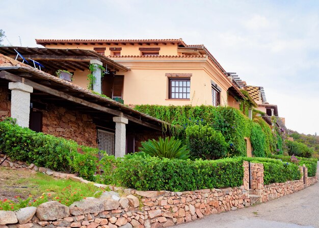 Paisaje con casa y cabaña en Capo Coda Cavallo, San Teodoro en la provincia de Olbia-Tempio, isla de Cerdeña, en Italia