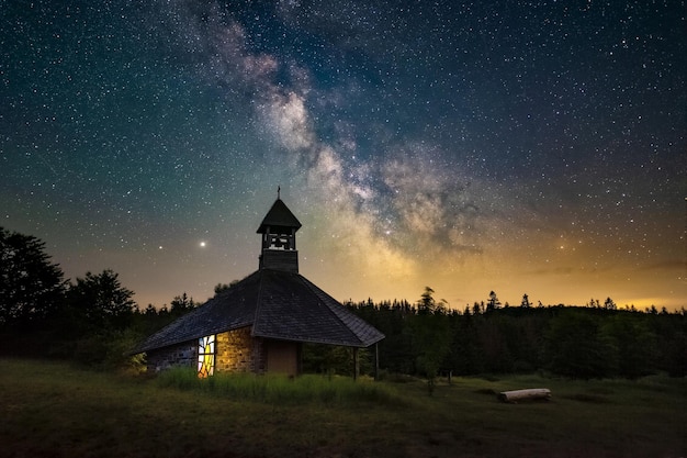 el paisaje de la casa bajo el cielo estrellado azul