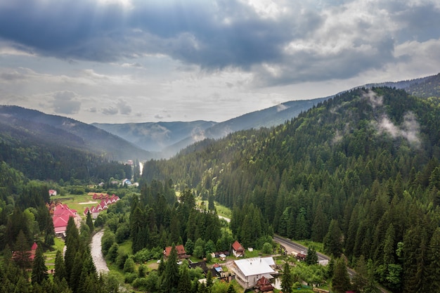 Paisaje de casas en la montaña verde