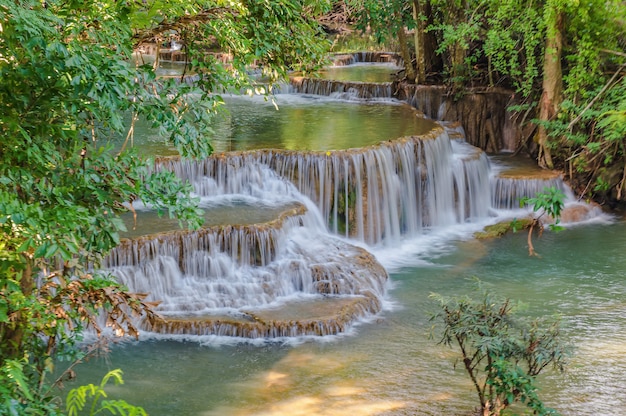 Paisaje de la cascada Huai mae khamin Parque nacional Srinakarin en Kanchanaburi Tailandia. Cascada Huai mae khamin cuarto piso "Chatkaew"