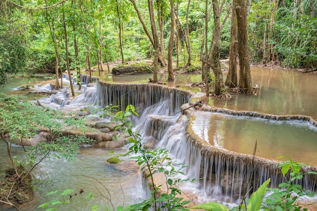 Paisaje de la cascada Huai mae khamin Parque nacional Srinakarin en Kanchanaburi Tailandia. Cascada Huai mae khamin sexto piso "Dong Phi Sue"