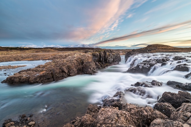 Paisaje de cascadas y ríos en tierras islandesas.