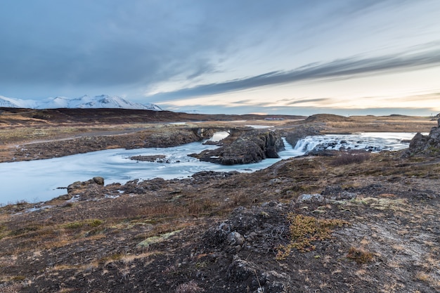 Paisaje de cascadas y ríos en tierras islandesas.