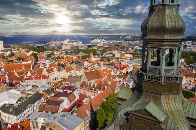 Paisaje del casco antiguo de Tallin bajo la luz del sol y un cielo nublado en Estonia