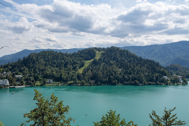 Paisaje del castillo de Bled y montañas en