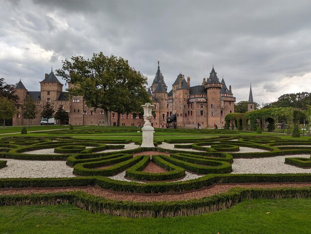 Foto el paisaje del castillo es impresionante: el castillo europeo de haar, el castillo de castellón de utrecht, países bajos.