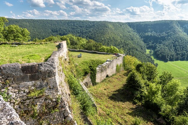 Paisaje con el castillo de Hohenurach en el casco antiguo de Bad Urach Alemania Ruinas de este castillo medieval