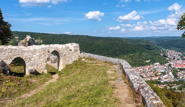 Paisaje con el castillo de Hohenurach en el casco antiguo de Bad Urach Alemania