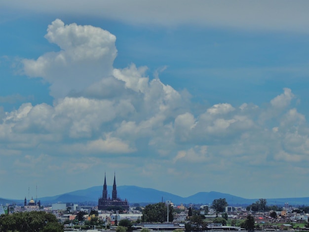 Foto paisaje con catedral gótica en uruapan, michoacán, méxico