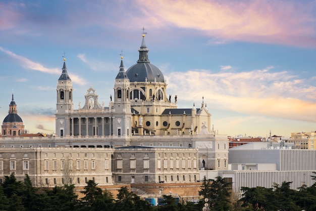 Foto paisaje de la catedral de santa maría la real de la almudena y el palacio real.