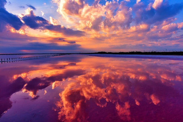 Paisaje celestial con reflejo en el agua