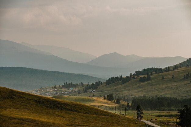 Paisaje cerca del centro del distrito de ulagan en la república de altai