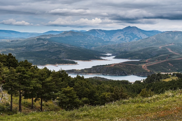 Paisaje cerca de la presa del Atazar (Madrid, España)