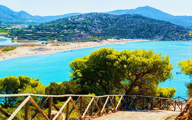 Paisaje de Chia Beach y aguas azules del mar Mediterráneo en la provincia de Cagliari en el sur de Cerdeña en Italia. Paisaje y naturaleza. Técnica mixta.