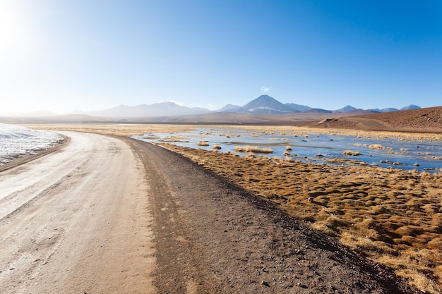 Paisaje chileno, camino de tierra y volcán Licancabur. Panorama de Chile