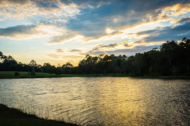 Foto paisaje del cielo al atardecer y reflejo del agua