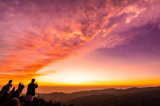 Paisaje del cielo durante el amanecer del crepúsculo