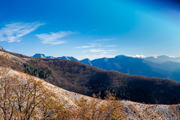 Un paisaje de cielo azul entre montañas