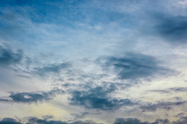 Paisaje de cielo azul y nubes blancas