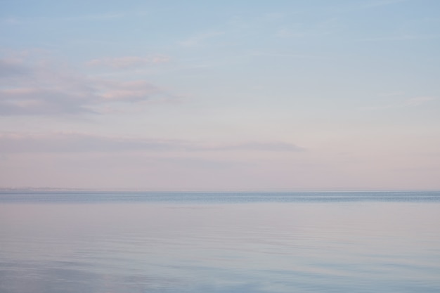 Paisaje de cielo azul sin nubes que se extienden sobre el mar a fines del invierno