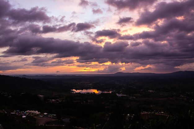 Paisaje del cielo durante el crepúsculo o el atardecer.