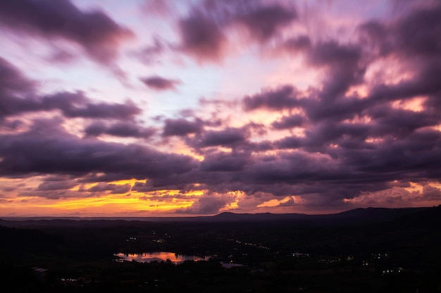 Paisaje del cielo durante el crepúsculo o el atardecer.