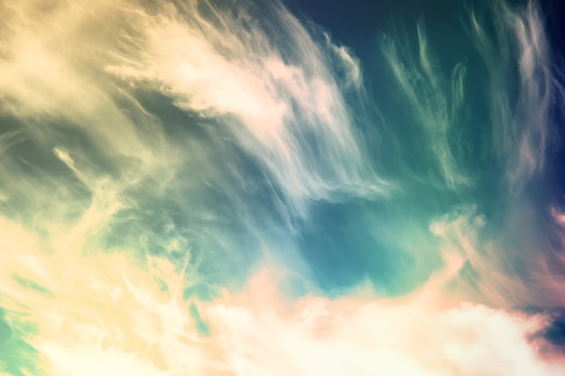 Paisaje de cielo con nubes de colores pastel