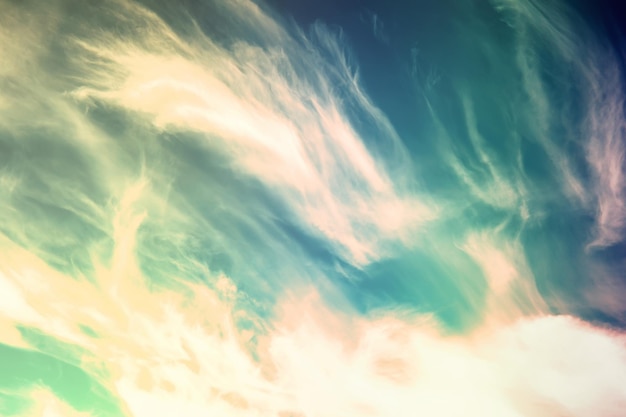 Paisaje de cielo con nubes de colores pastel.