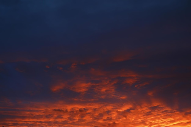 Paisaje de cielo con nubes en colores pastel